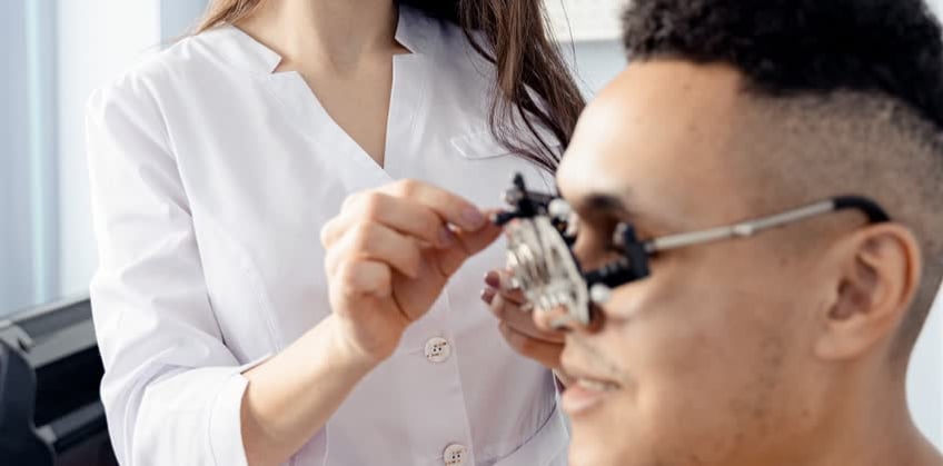 Uomo sottoposto ad esame oftalmologico per rilevare presenza di maculopatia e/o di degenerazioni maculari e attivare la giusta procedura di trattamento