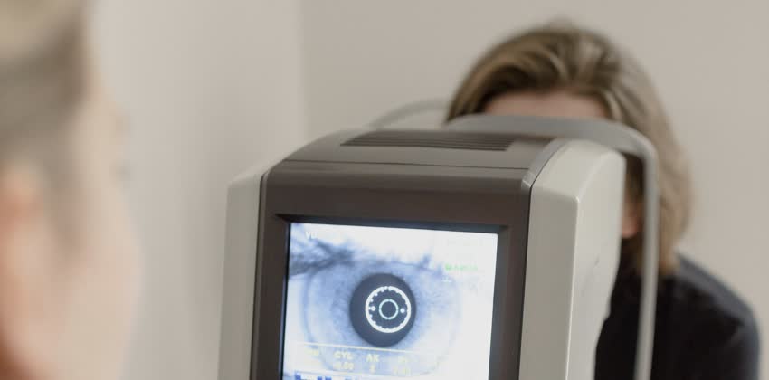 Foto di oculista che effettua esame visivo su paziente per diagnosticare o scongiurare il glaucoma