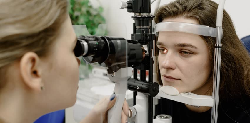foto di donna che si sottopone a visita oculistica con luce nell'occhio per rilevare la presenza di glaucoma