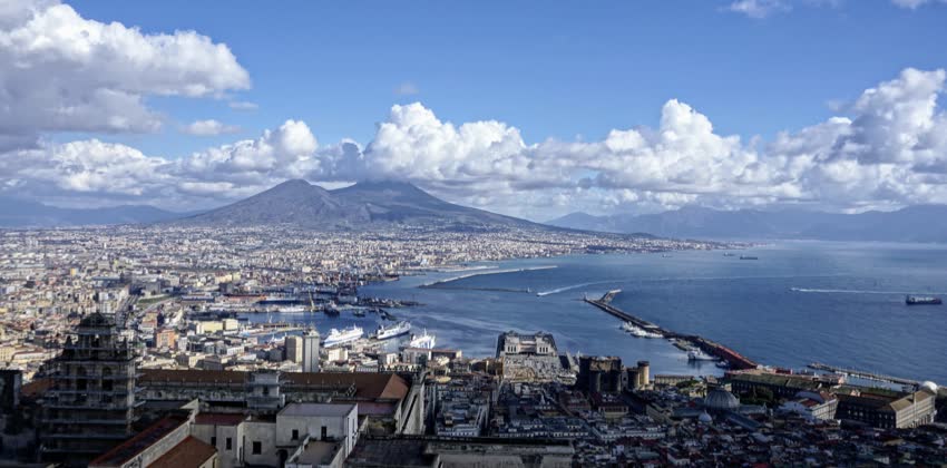 Una foto dal castel sant'ermo di Napoli che ritrae il lungomare e il vesuvio per raffigurare Napoli nella ricerca di centri specializzati nel trattare il glaucoma