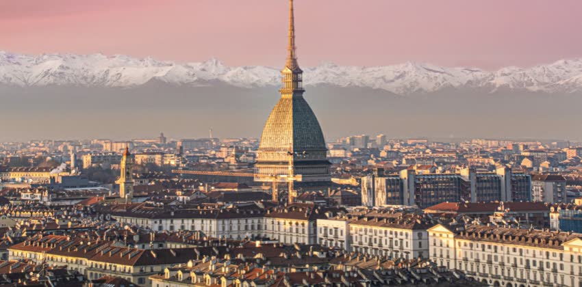 Una foto di Torino con la cupola della mole e le alpi sullo sfondo per raffigurare Torino nella ricerca di centri specializzati nel trattare il glaucoma