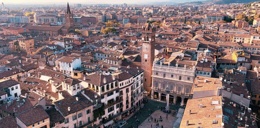 Una foto del centro di Verona con la piazza per raffigurare Verona nella ricerca di centri specializzati nel trattare il glaucoma