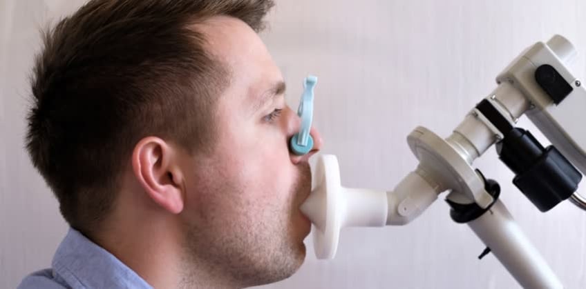 Foto di uomo mentre esegue spirometria globale