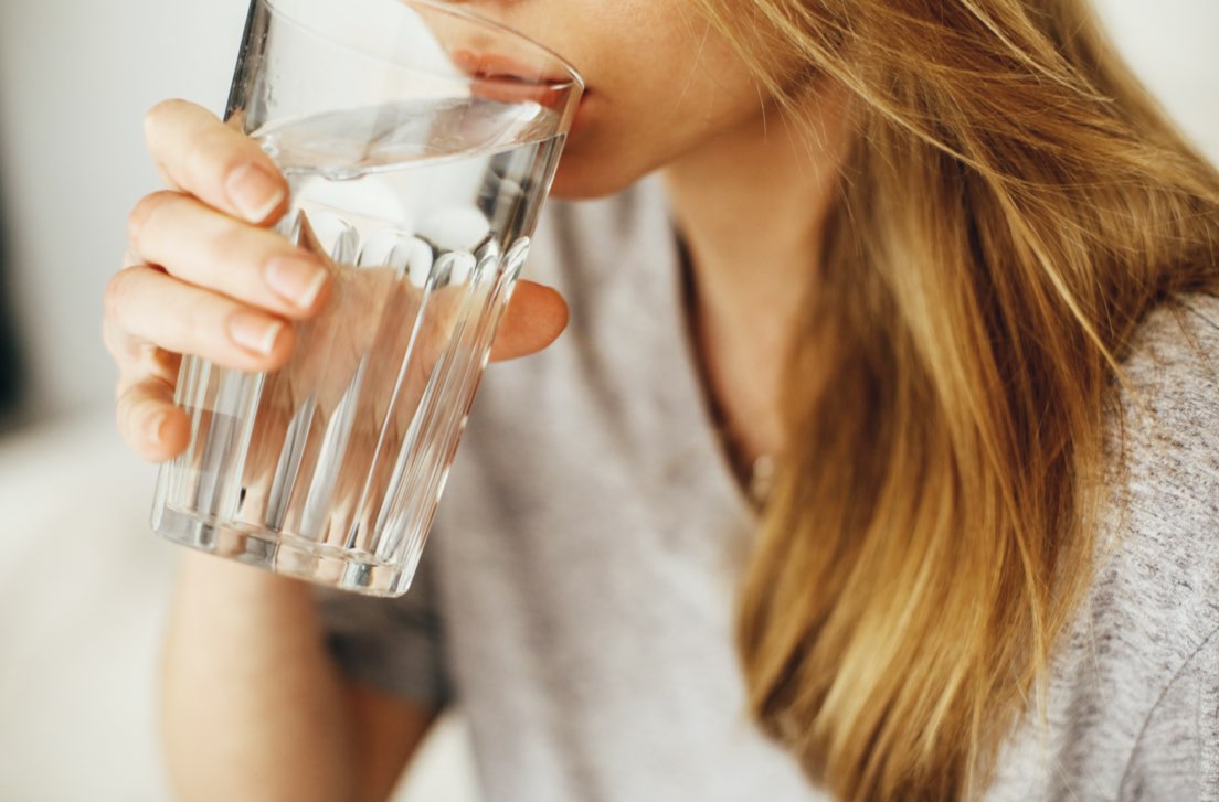 Quanta acqua dovreste bere al giorno?